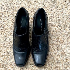 7.5 M Antonio Melani black leather shootie - EUC